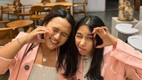 Dilan juga beberapa kali berkolaborasi dengan TikToker lain. Sebelum mulai bertugas, ia tak lupa memesan minuman segar untuk mengisi tenaganya. Foto: Instagram/dilanjaniyar