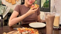 Sesekali Dilan Janiyar juga menghabiskan waktu untuk mendatangi restoran enak. Pizza yang melimpah toppingnya dipilih Dilan untuk menu makan malam. Foto: Instagram/dilanjaniyar