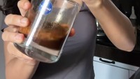 Di rumahnya, Dilan Janiyar senang bereksperimen. Ia punya racikan kopi andalan yang memadukan espresso instan dengan sejumput garam. Foto: Instagram/dilanjaniyar