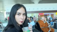 Dilan Janiyar kerap kali membagikan keseruannya pada media sosial, baik Instagram maupun TikToknya. Seperti aksinya yang santai kopi sambil menunggu jadwal penerbangandi Bandara. Foto: Instagram/dilanjaniyar