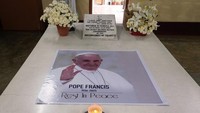 Di tengah duka dan doa, para biarawati menyentuh potret Paus Fransiskus di makam Santa Teresa, mengenang dua figur penuh kasih.