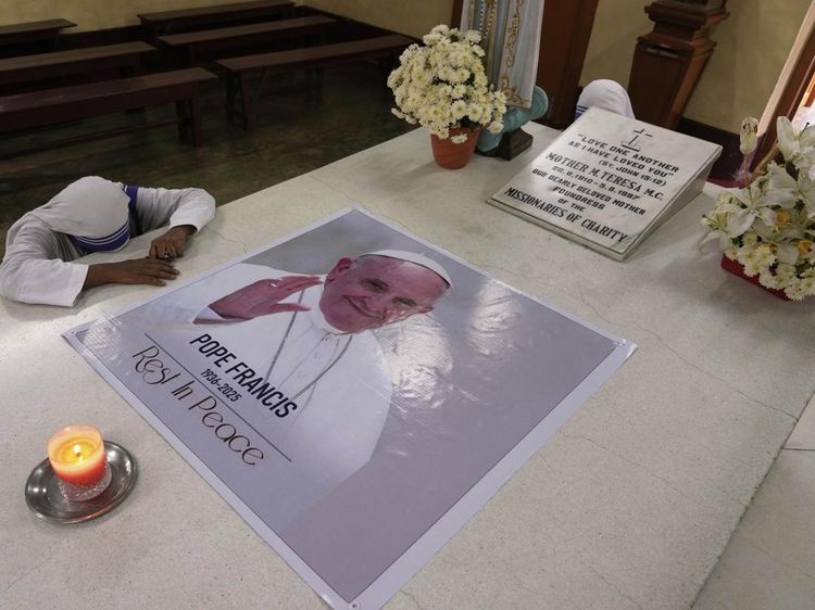 Doa untuk Paus Fransiskus di Makam Santa Teresa India