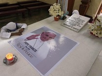 Doa untuk Paus Fransiskus di Makam Santa Teresa India