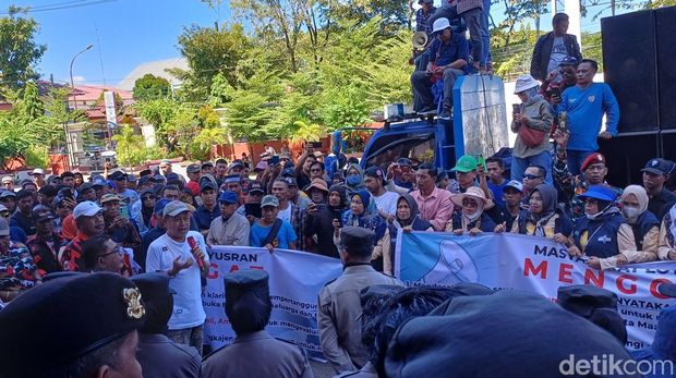 Pendukung Bupati Pangkep demo di kantor DPRD Pangkep, Sulawesi Selatan (Sulsel). (Muhammad Subhan/detikSulsel)