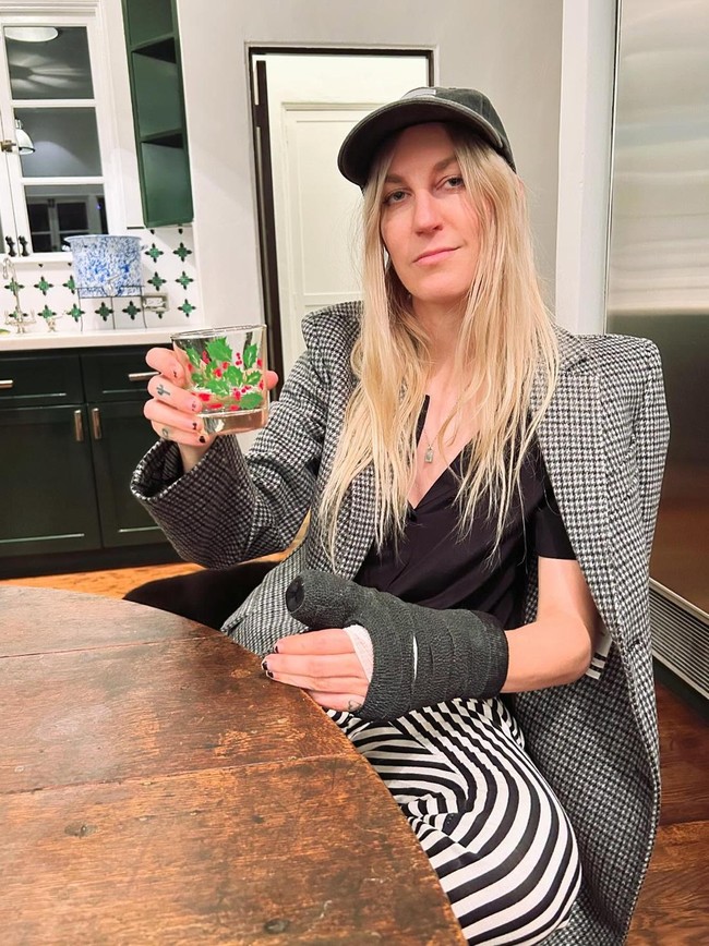 Wanita 37 tahun itu ikut menulis dan menjadi produser eksekutif film XOXO. Ia juga menulis untuk serial Miss 2059 hingga beberapa film pendek, seperti Loose Ends (2015) dan Rock Bottom (2019). Foto: Instagam @spillzdylz