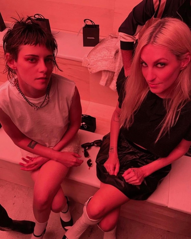 Meski sempat tertutup, Dylan Meyer dan Kristen Stewart cukup sering membagikan potret hubungan mereka yang kontroversial di Instagram.   Foto: Instagam @spillzdylz