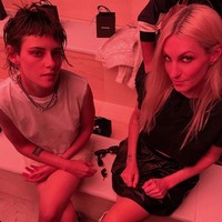 Meski sempat tertutup, Dylan Meyer dan Kristen Stewart cukup sering membagikan potret hubungan mereka yang kontroversial di Instagram.   Foto: Instagam @spillzdylz