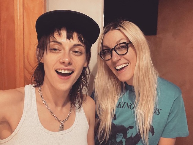 Dalam foto yang beredar, baik Kristen maupun Dylan terlihat santai dalam acara pernikahan mereka. Kristen mengenakan t-shirt yang dipadu outerwear dan rok yang senada. Sedangkan Dylan mengenakan atasan transparan dengan rok warna emas. Foto: Instagam @spillzdylz