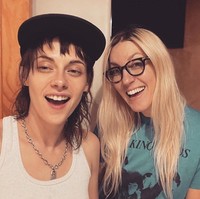 Dalam foto yang beredar, baik Kristen maupun Dylan terlihat santai dalam acara pernikahan mereka. Kristen mengenakan t-shirt yang dipadu outerwear dan rok yang senada. Sedangkan Dylan mengenakan atasan transparan dengan rok warna emas. Foto: Instagam @spillzdylz