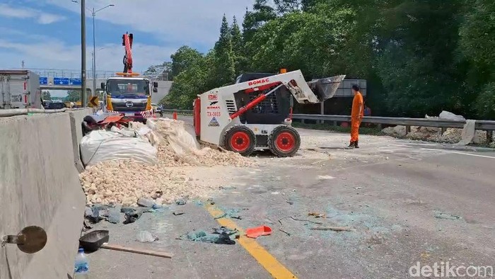 Evakuasi muatan batu kapur yang tumpah di Tol Cipularang