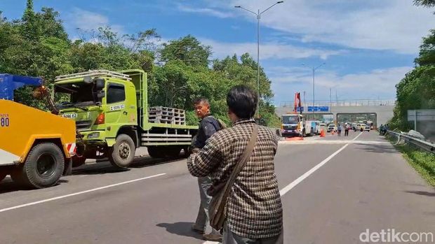 Evakuasi muatan batu kapur yang tumpah di Tol Cipularang