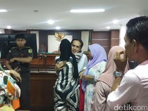 Fenny Frans Nangis Peluk Suami yang Dituntut 4 Tahun Penjara-Denda Rp 1 M