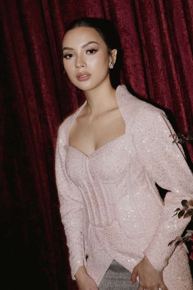 Nazla, yang dikenal sebagai fashion influencer tampil dengan kebaya dengan potongan yang tidak biasa. Kebaya berwarna blush pink memiliki potongan lengan puff sleeve.  Foto: dok. Instagram @nazlaalifa