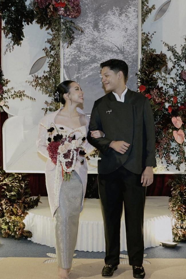 Sementara itu, Adikara terlihat menggunakan beskap dengan potongan modern yang senada dengan vibrasi dari kebaya Nazla yang edgy. Foto: dok. Instagram @nazlaalifa