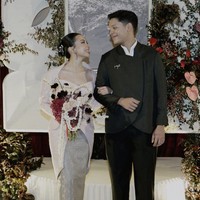 Sementara itu, Adikara terlihat menggunakan beskap dengan potongan modern yang senada dengan vibrasi dari kebaya Nazla yang edgy. Foto: dok. Instagram @nazlaalifa