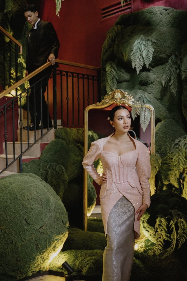 Sebagai pasangan kebayanya, Nazla memilih kain songket berwarna abu-abu kebiruan dengan aksen hint silver yang memberikan nuansa mewah, menyatu apik dengan detail kebaya. Foto: dok. Instagram @nazlaalifa