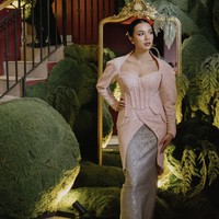 Sebagai pasangan kebayanya, Nazla memilih kain songket berwarna abu-abu kebiruan dengan aksen hint silver yang memberikan nuansa mewah, menyatu apik dengan detail kebaya. Foto: dok. Instagram @nazlaalifa