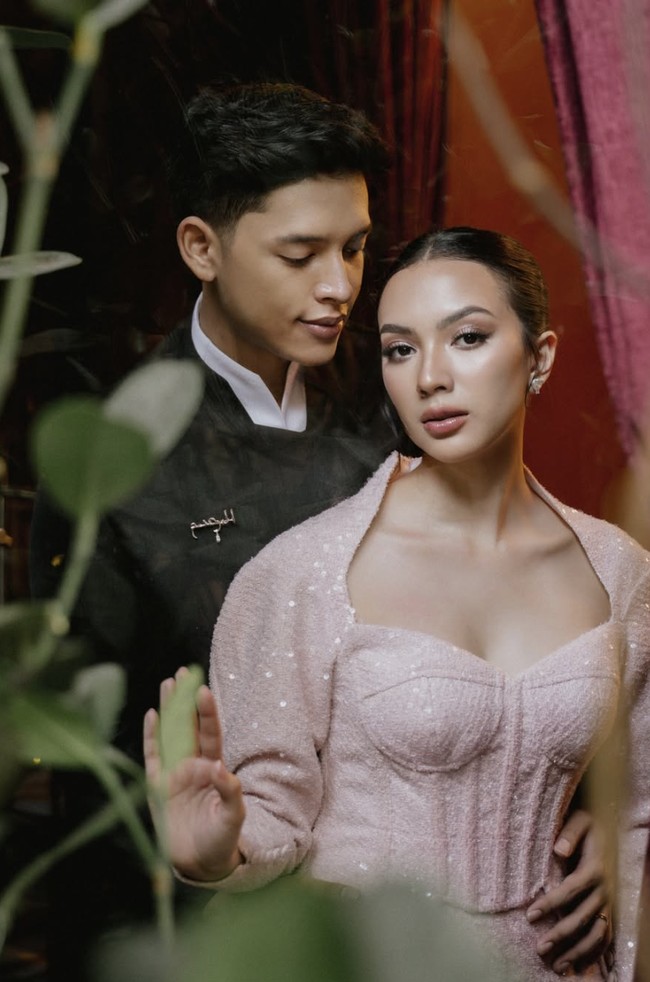 Detail potongan low neckline dengan model bustier menciptakan kesan kontemporer, edgy, namun tidak menghilangkan kesan etnik.Foto: dok. Instagram @nazlaalifa