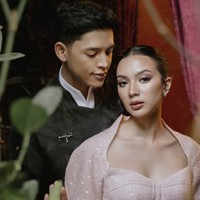 Detail potongan low neckline dengan model bustier menciptakan kesan kontemporer, edgy, namun tidak menghilangkan kesan etnik.Foto: dok. Instagram @nazlaalifa