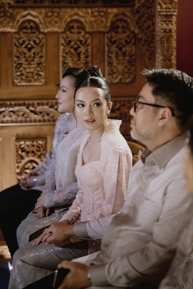 Untuk riasan, Nazla tampil flawless dan glowing dengan makeup natural dengan dominasi warna-warna soft peach yang senada dengan kebaya blush pink miliknya. Fokus makeup terletak pada kulit yang dibuat flawless, alis yang tertata natural, dan bibir bernuansa nude peach yang membuat tampilan semakin manis dan effortless. Foto: dok. Instagram @nazlaalifa