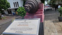 Meriam ini dibuat tahun 1625 di Macau oleh pengrajin bernama Manuel Tavares Bocarro dan dibawa ke Melaka. Mengapa meriam ini bisa sampai di Jakarta atau Batavia? Saat Belanda melakukan perang ke Melaka melawan Portugis, yang di mana Belanda dibantu Kesultanan Johor dan menang, Belanda membawa meriam ini sebagai tropi kemenangan. 