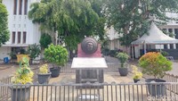 Traveler yang pernah ke Kota Tua pasti tahu dengan meriam Si Jagur ini. Nah, ada cerita menarik nih tentang Si Jagur yang ternyata peninggalan Portugis yang dibawa oleh Belanda dari Melaka. Meriam ini dulu adalah senjata canggih di zamannya,.