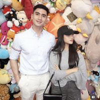 Fuji dan Verrell Bramasta memang tengah disorot karena kedekatan keduanya. Setelah sebelumnya keduanya sempat main bowling bareng, kali ini keduanya kembali pamer kedekatan bermain di playground. Foto: Instagram/@fuji_an