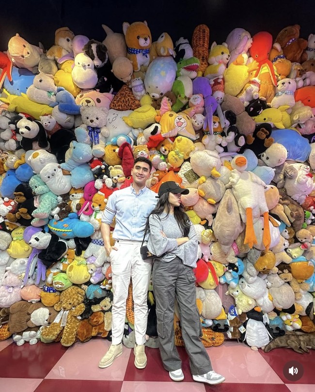 Verrel tampil rapi seperti biasanya. Ia memilih mengenakan kemeja putih dipadukan dengan celana panjang krem. Sementara Fuji terlihat santai dengan baju oversized abu-abunya yang dipadukan celana panjang kargo senada. Foto: Instagram/@fuji_an