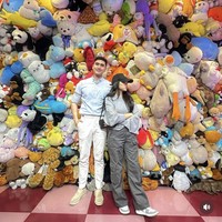 Verrel tampil rapi seperti biasanya. Ia memilih mengenakan kemeja putih dipadukan dengan celana panjang krem. Sementara Fuji terlihat santai dengan baju oversized abu-abunya yang dipadukan celana panjang kargo senada. Foto: Instagram/@fuji_an