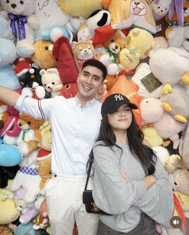 Fuji melengkapi penampilannya dengan topi dan tas berwarna hitam. Diketahui tas yang dikenakan Fuji itu berasal dari merek mewah Celine. ‘Celine Triomphe Teen in Shiny Calfskin Black’ itu dibanderol dengan harga sekitar Rp 55 juta. Foto: Instagram/@fuji_an