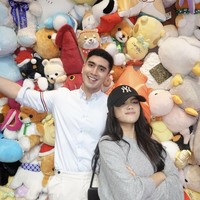 Fuji melengkapi penampilannya dengan topi dan tas berwarna hitam. Diketahui tas yang dikenakan Fuji itu berasal dari merek mewah Celine. ‘Celine Triomphe Teen in Shiny Calfskin Black’ itu dibanderol dengan harga sekitar Rp 55 juta. Foto: Instagram/@fuji_an