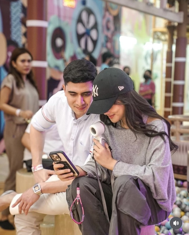 Dari foto-foto yang dibagikan terlihat keduanya memang begitu dekat bak pasangan kekasih. Keduanya juga belakangan sering membagikan foto-foto kebersamaan mereka. Foto: Instagram/@fuji_an