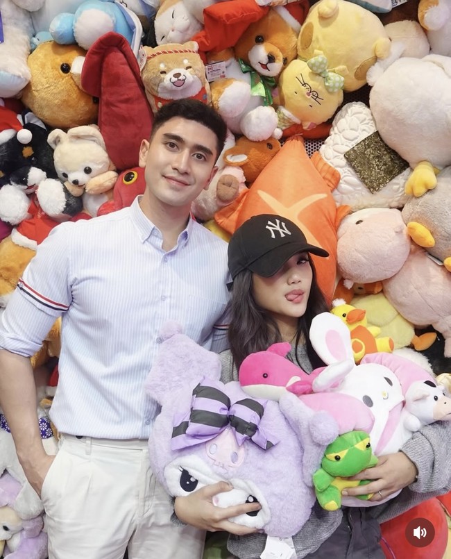 Foto-foto manis kebersamaan Verrell dan Fuji pun banjir komentar netizen. “Dunia berasa milik berduaaaaa, kita ngontrak ajah mah yg liht,” komentar salah seorang netizen. “Semesta mendukung mu sih inimah judulnya,” tambah netizen lain. Foto: Instagram/@fuji_an