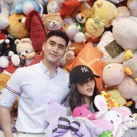 Foto-foto manis kebersamaan Verrell dan Fuji pun banjir komentar netizen. “Dunia berasa milik berduaaaaa, kita ngontrak ajah mah yg liht,” komentar salah seorang netizen. “Semesta mendukung mu sih inimah judulnya,” tambah netizen lain. Foto: Instagram/@fuji_an