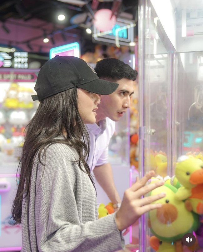 Saat main capit boneka bersama, Verrell dan Fuji juga terlihat kompak dan sama-sama serius. Foto: Instagram/@fuji_an