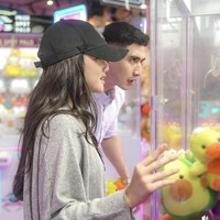 Saat main capit boneka bersama, Verrell dan Fuji juga terlihat kompak dan sama-sama serius. Foto: Instagram/@fuji_an