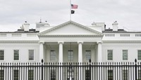 Bendera AS dikibarkan setengah tiang di Gedung Putih di Washington untuk menghormati Paus Fransiskus, Senin (21/4/2025).