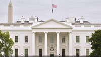 Pemerintah Amerika Serikat menunjukkan penghormatan mendalam atas wafatnya Paus Fransiskus dengan mengibarkan bendera setengah tiang di Gedung Putih.