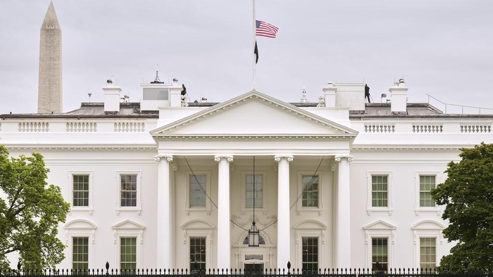 Gedung Putih AS Kibarkan Bendera Setengah Tiang untuk Paus Fransiskus The U.S. flag is flown at half-staff at the White House in Washington in honor of Pope Francis, Monday, April 21, 2025. Pope Francis has died at age 88. (AP Photo/Jacquelyn Martin)