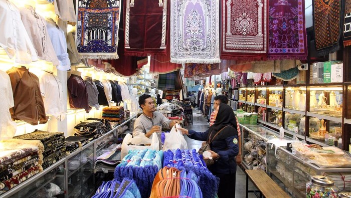 Geliat Penjualan Perlengkapan Haji di Medan Calon pembeli memilih perlengkapan haji di Pajak Ikan, Medan, Sumatera Utara, Selasa (22/4/2025). Menurut pedagang, menjelang keberangkatan jamaah calon haji 2025 penjualan perlengkapan haji seperti kain ihram, sajadah, busana, peci, dan sepatu haji mengalami peningkatan 10-15 persen dibandingkan hari biasa dengan omzet mencapai Rp2 juta hingga Rp3 juta per hari. ANTARA FOTO/Yudi Manar/tom.