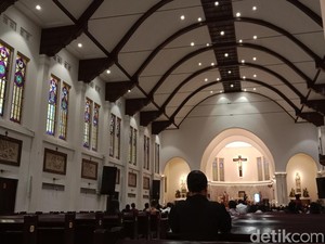 Tokoh Lintas Agama Hadiri Misa Oktaf Paskah Paus Fransiskus di Katedral Surabaya