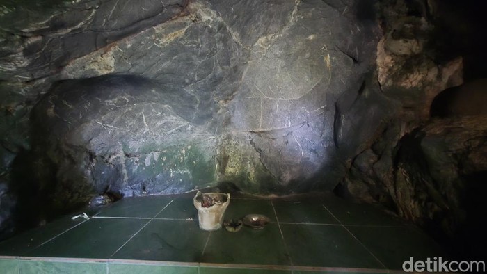 Gua di Desa Cikahuripan, Kecamatan Cisolok, Kabupaten Sukabumi