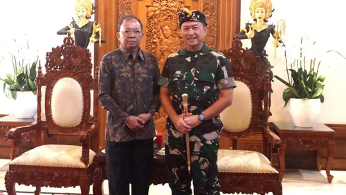 Gubernur Bali Wayan Koster Bertemu Pangdam Udayana Mayjen Piek Budyakto di Jayasabha, Senin (21/4/2025).