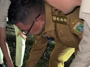 Gubernur Banten Andra Soni Cek Jembatan Bolong di Cimanggu Pandeglang