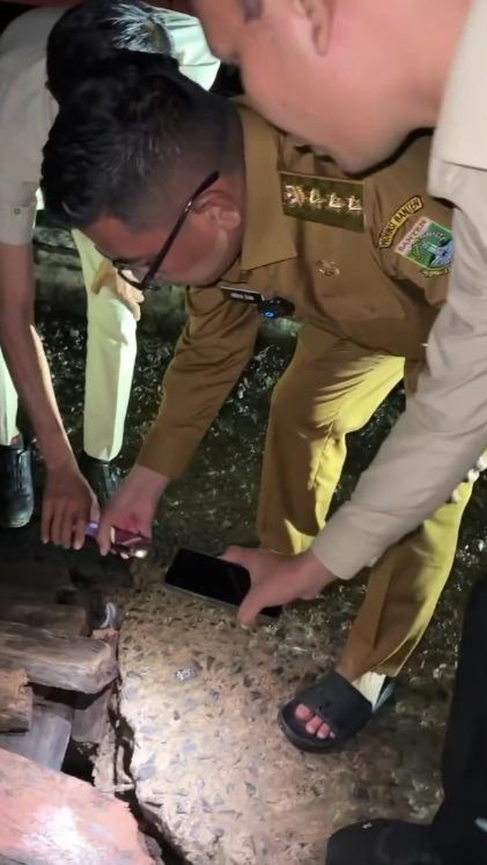 Gubernur Banten, Andra Soni, mengecek kondisi jembatan di Desa Tugu (Dok istimewa).