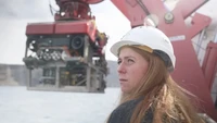 Insinyur menarik robot seukuran mobil dari sisi kapal. Prof Isobel Yeo, pakar gunung berapi bawah laut yang sangat berbahaya dari Pusat Oseanografi Nasional Inggris, memimpin misi ini. Sekitar dua pertiga gunung berapi di dunia berada di bawah laut, tetapi hampir tidak terpantau.