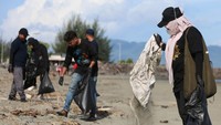 Pelaku wisata bersama warga memungut sampah plastik di lokasi wisata Pantai Syiah Kuala, Banda Aceh, Aceh, Selasa (22/4/2025).