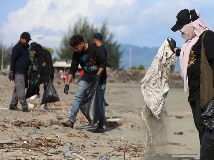 Hari Bumi, Pelaku Wisata dan Warga Bersihkan Pantai di Aceh