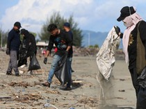 Hari Bumi, Pelaku Wisata dan Warga Bersihkan Pantai di Aceh