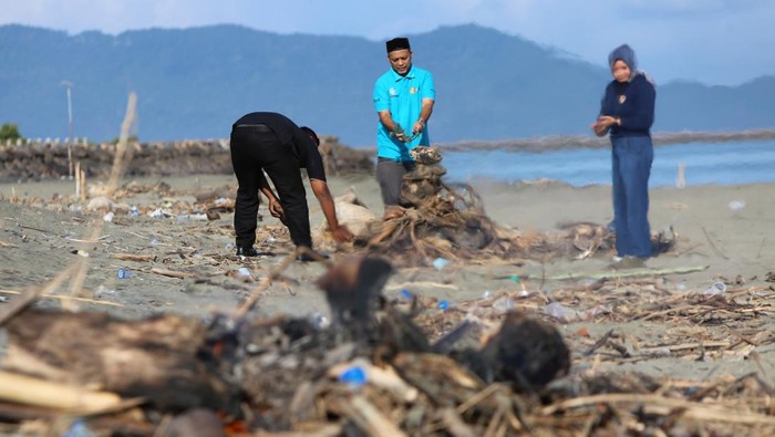 Hari Bumi, Pelaku Wisata dan Warga Bersihkan Pantai di Aceh Pelaku wisata bersama warga memungut sampah plastik di lokasi wisata Pantai Syiah Kuala, Banda Aceh, Aceh, Selasa (22/4/2025). Gerakan bersih wisata dalam rangka memperingati Hari Bumi itu mengumpulkan sekitar dua ton sampah plastik beserta sampah lainnya, sekaligus mengampanyekan gerakan cinta laut tanpa sampah plastik. ANTARA FOTO/Ampelsa/rwa.